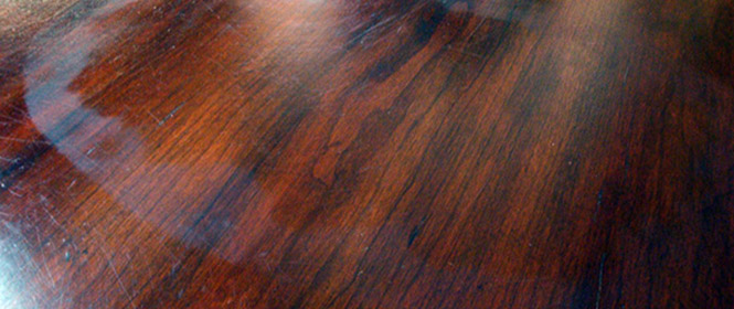 Limpieza de manchas de alcohol sobre madera encerada