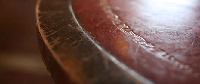 Forma de devolver el brillo a la madera barnizada