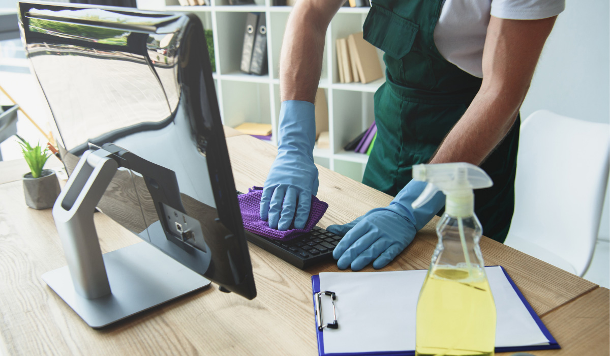¿Cómo limpiar correctamente una mesa de trabajo?