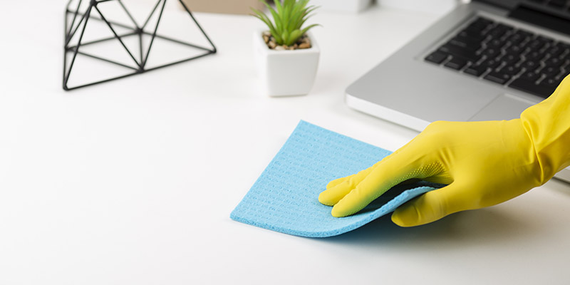 ¿Cómo desinfectar superficies de la oficina durante el COVID?