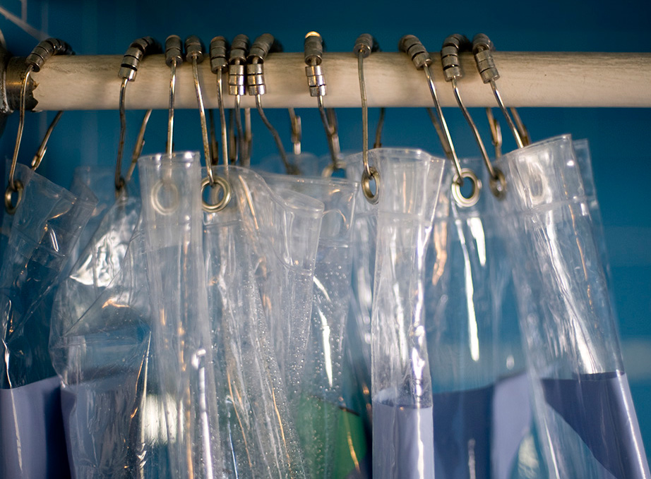 Cómo quitar el moho de las cortinas de baño