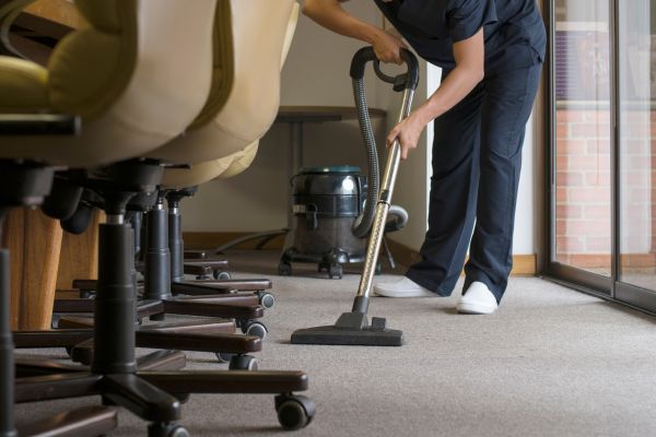 Técnicas avanzadas de limpieza para eliminar manchas difíciles en oficinas