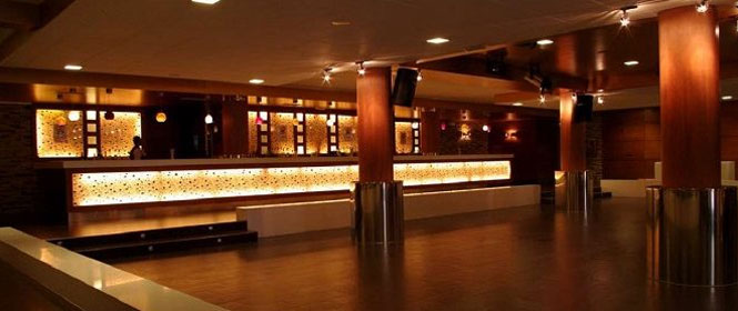 Limpieza de una sala de fiestas tras un evento