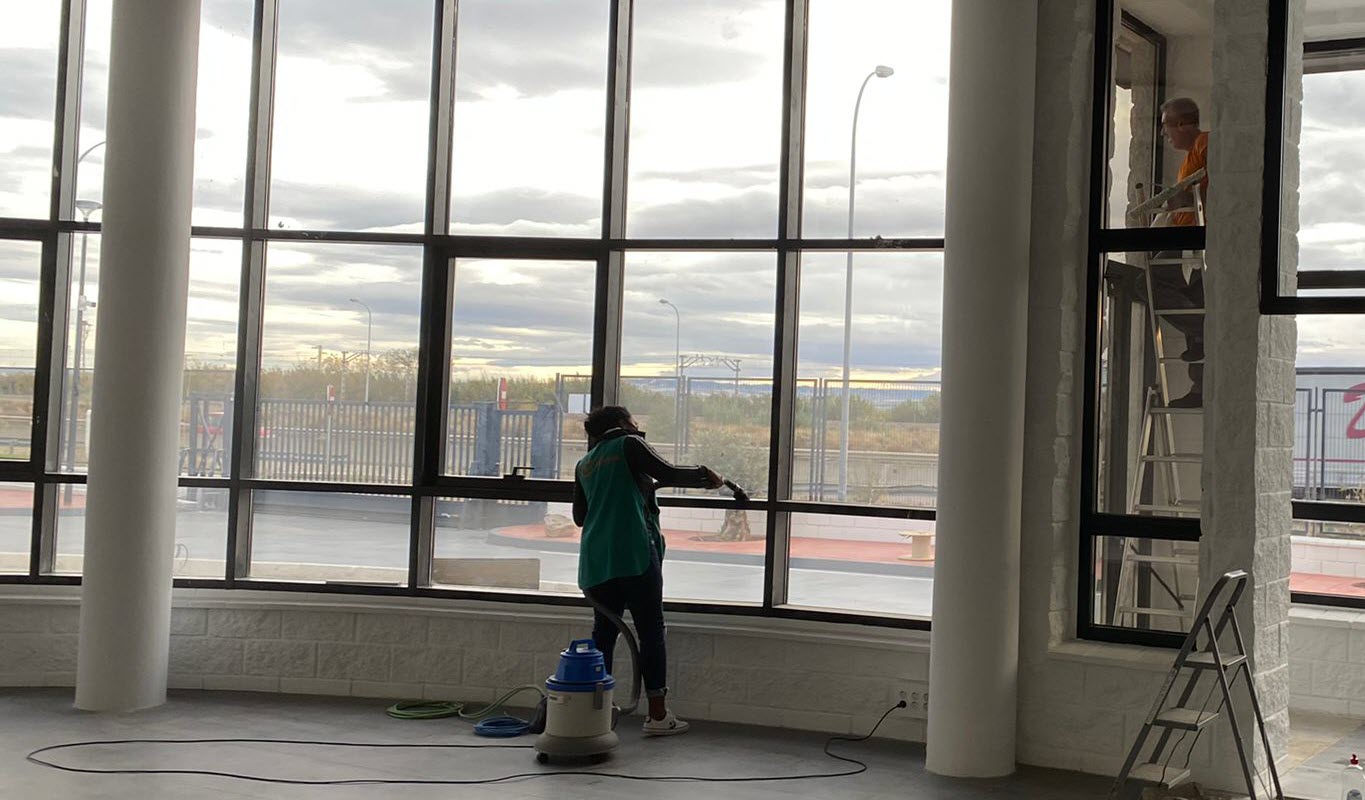 Limpieza de escaparates y cristales en Zaragoza