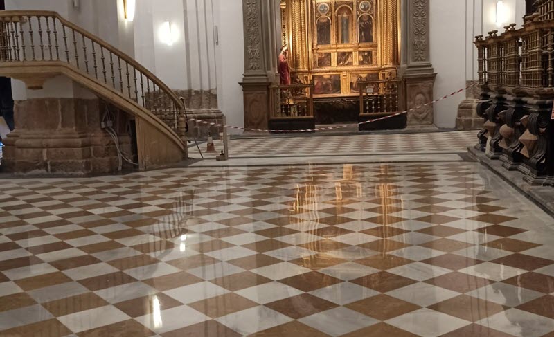 Limpieza, pulido y abrillantado de suelos públicos